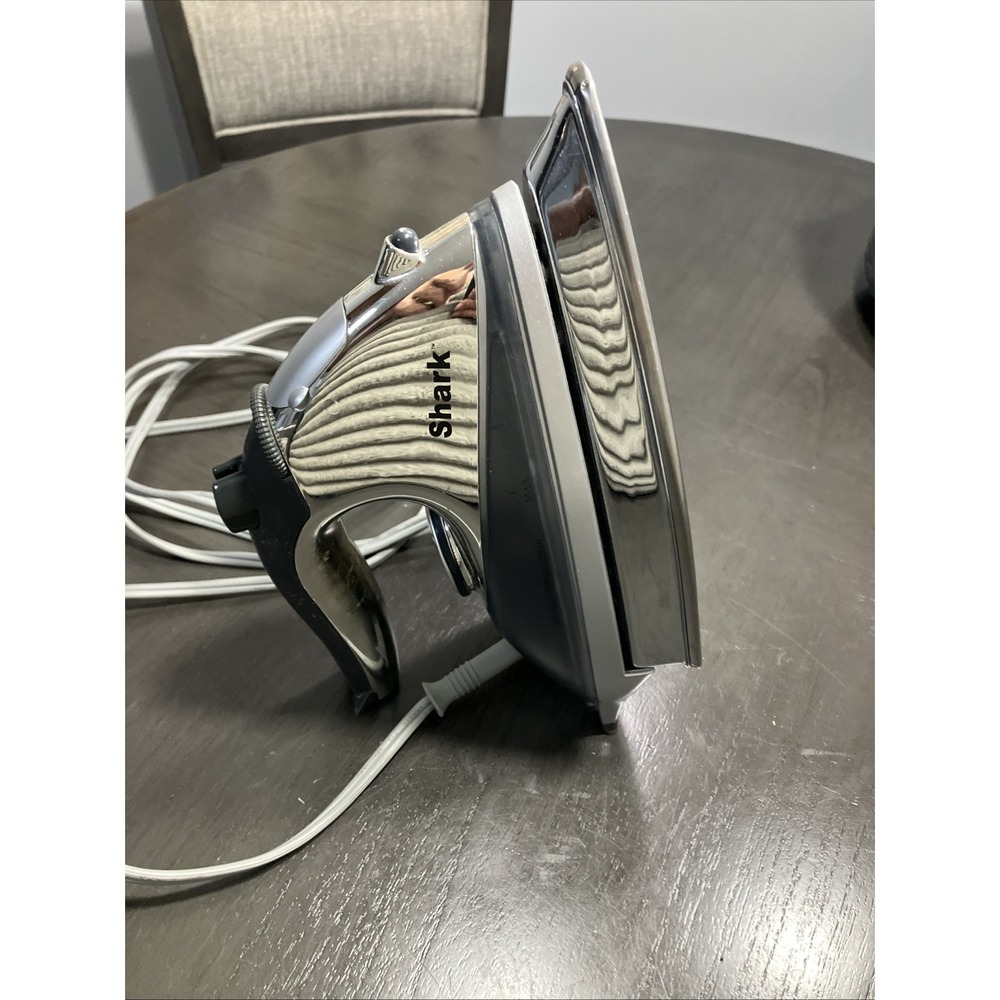 SHARK EURO-PRO #G1472 120V ELECTRIC FLAT IRON W/WATER STEAM Black and Silver
